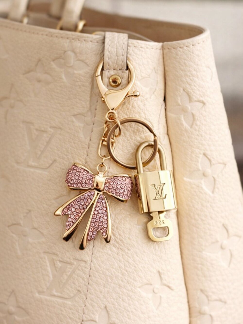 Louis Vuitton Gold Padlock 🔑 Authentic LV Keychain Unbranded Ribbon Bag Charm